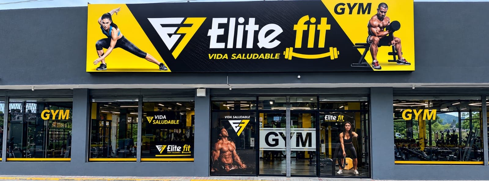 Fachada de un gimnasio Elite Fit con el letrero amarillo y negro